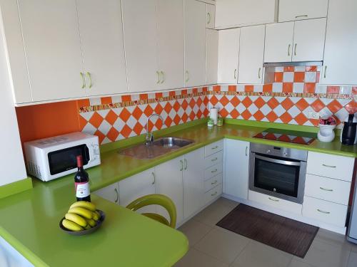 kuchnia ze stołem z butelką wina i bananami w obiekcie Calle Guajara, 1. Casa Playa Chica w Puerto de la Cruz