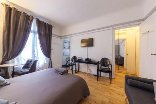 パリにあるPrivate Studio - Avenue des Champs-Elyséesのベッドルーム(ベッド1台、デスク、鏡付)