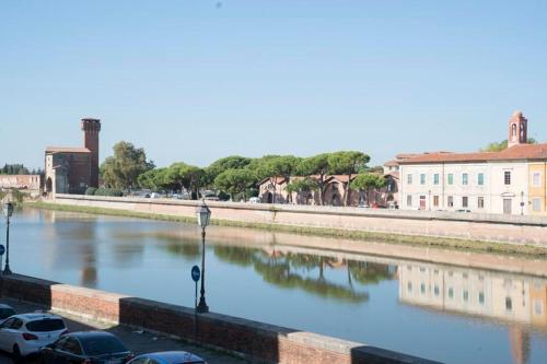 un grupo de coches estacionados junto a un río en Luxory suite su Lungarno, en Pisa