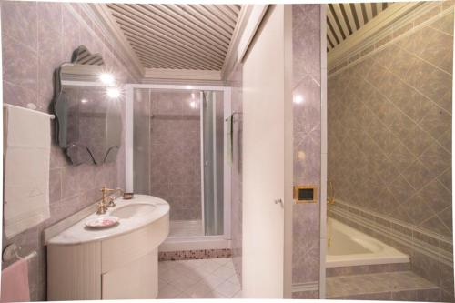 Kúpeľňa v ubytovaní Luxory suite su Lungarno