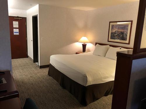 Un ou plusieurs lits dans un hébergement de l'établissement Shilo Inn Suites Klamath Falls