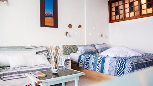 Sala de estar con 2 camas y mesa en Ocean Studio Maspalomas, en San Agustín