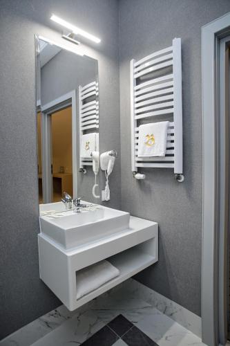 a bathroom with a white sink and a mirror at Baśniowa in Wyszków