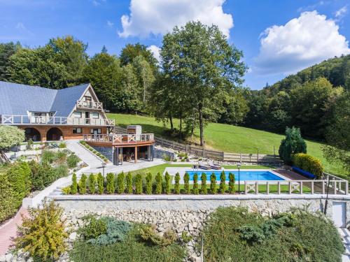 una finca con piscina y una casa en Dom Beskidy, en Brenna