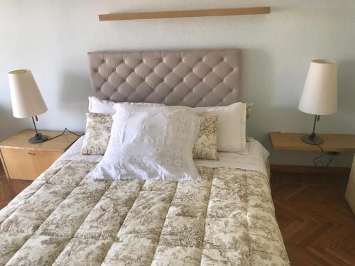 1 dormitorio con 1 cama grande y 2 lámparas en Leoni CharmingHouse, en Milán