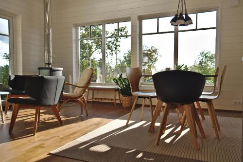 een eetkamer met stoelen en een tafel bij Holmi Maja in Haapsalu