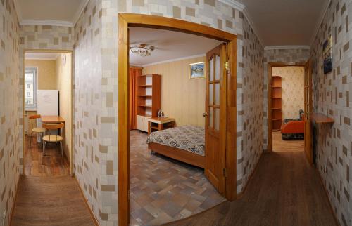 オムスクにあるOmskSutki Apartments in city centreのレンガの壁のベッドルーム1室(ベッド1台付)