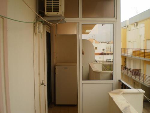 マンタ・ロータにあるLagarの小さな部屋で、ドアと窓が付いています。