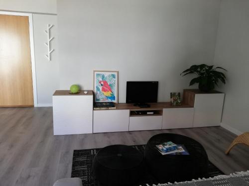 a living room with a tv and a table at Cabeço das Fráguas - apartamento centro cidade da Guarda in Guarda