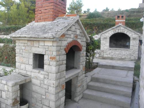 a stone oven with stairs in a yard at House Svjetlana in Postira