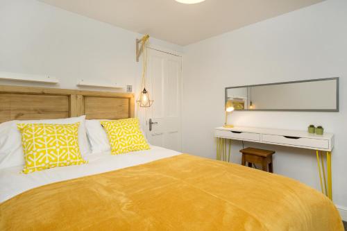 Cama ou camas em um quarto em House for Families or Groups near Cardiff City Centre