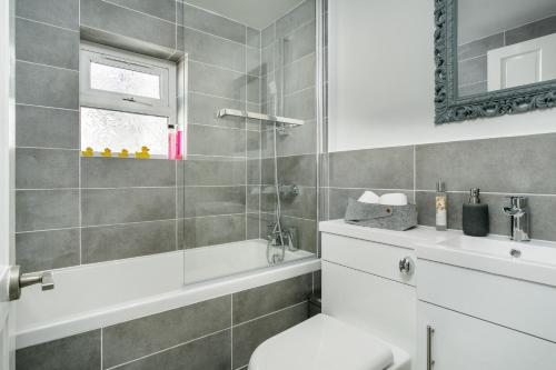 Ένα μπάνιο στο House for Families or Groups near Cardiff City Centre