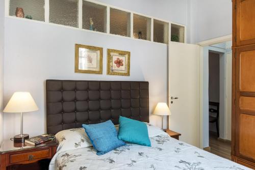 1 dormitorio con 1 cama con 2 almohadas azules en Family Apartment 2 Rooms in Copacabana, en Río de Janeiro