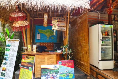 
A restaurant or other place to eat at New Ubud Hostel
