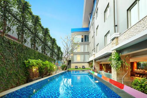 una piscina en medio de un edificio en Primera Hotel Seminyak, en Seminyak