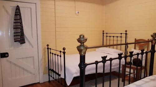 Una cama o camas en una habitación de D2 at Watervale