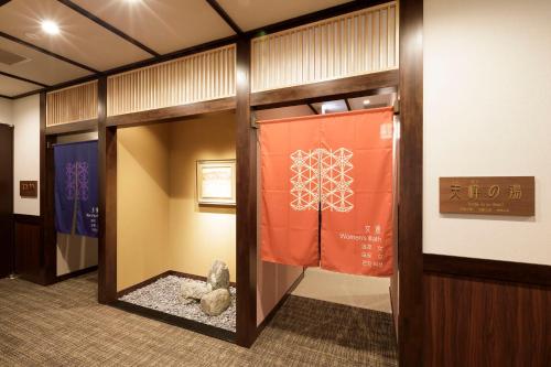 a room with a partition with a door with a teddy bear at Hotel Mori no Kaze Nasu in Nasu