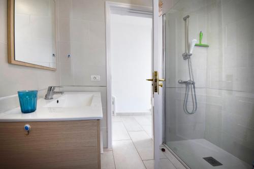 a bathroom with a sink and a shower at Punta N 5 - Vivienda vacacional in Santiago del Teide