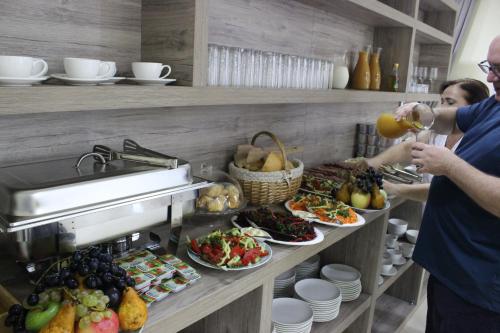 A kitchen or kitchenette at Hotel Comfort