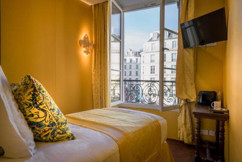 Un pat sau paturi într-o cameră la Le Temple De Jeanne
