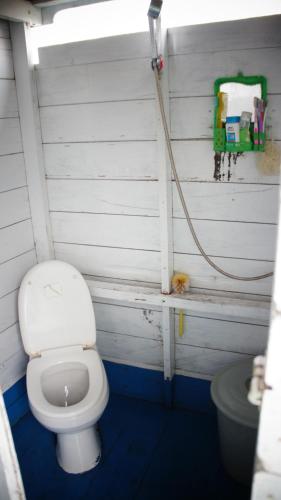 Koupelna v ubytování Kelotok Orangutan Tanjung Puting