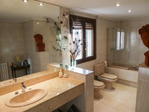 ein Badezimmer mit einem Waschbecken, einem WC und einer Badewanne in der Unterkunft EL ALJEZAR in Teruel