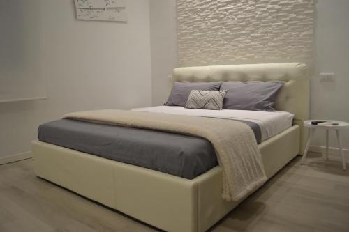Bett in einem weißen Zimmer mit einer weißen Wand in der Unterkunft Diamond House in La Spezia