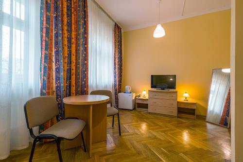 TV a/nebo společenská místnost v ubytování Savoy Wrocław