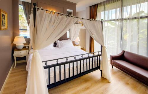Säng eller sängar i ett rum på The Farm House Hotel Ranong