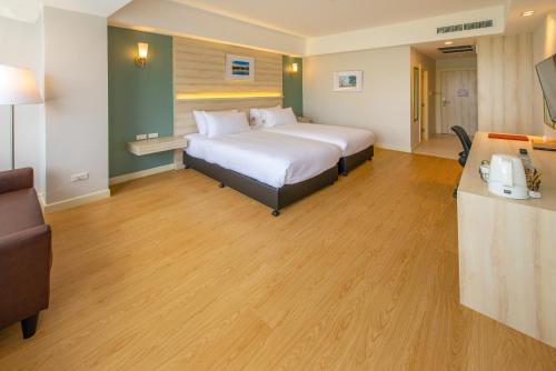 Кровать или кровати в номере The Farm House Hotel Ranong