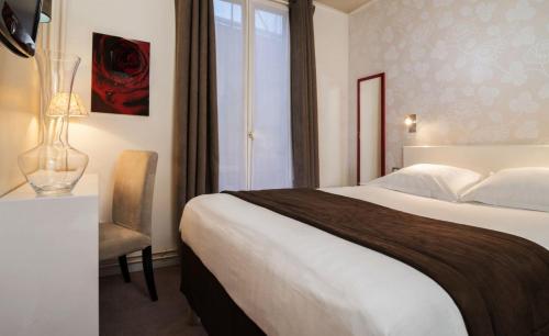 Una cama o camas en una habitación de Hôtel Soft