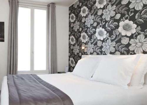 Una cama o camas en una habitación de Hôtel Soft