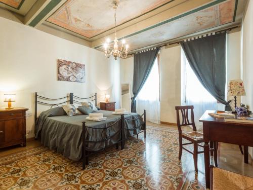 ein Schlafzimmer mit einem Bett und einem Schreibtisch in einem Zimmer in der Unterkunft Verdi in Florenz