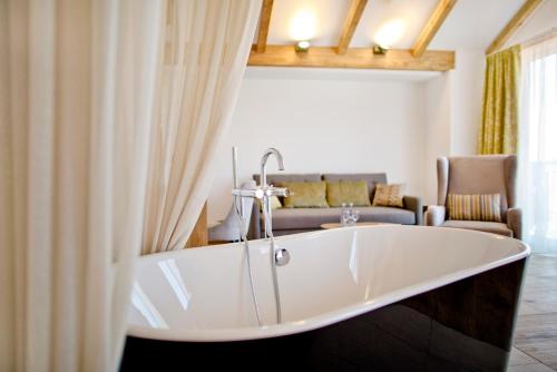 a bath tub in a room with a couch at Jordan's Untermühle in Köngernheim