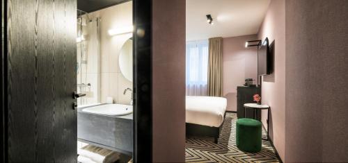 Habitación de hotel con baño con lavabo en Hotel Hubert Grand Place, en Bruselas