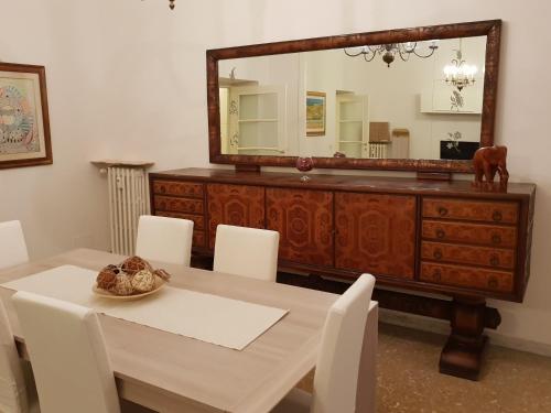 a dining room with a table and a mirror at Casa Vacanza Venturi in Rome