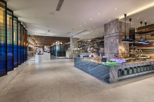 a restaurant with a buffet in the middle of a building at 三亚鹿回头蔚景温德姆酒店 in Sanya