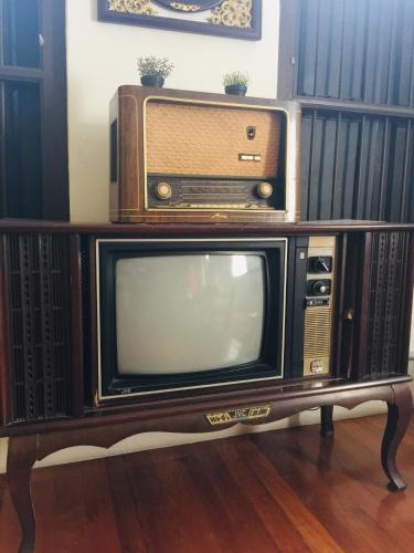 an old television with a radio and a speaker at Phuket Sunny Hostel in Phuket Town