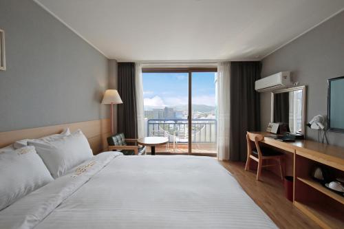 Postel nebo postele na pokoji v ubytování Benikea Swiss Rosen Hotel