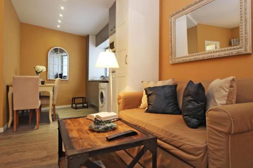 マラガにあるDel Parque Flats Suite Malaguetaのリビングルーム(ソファ、テーブル付)