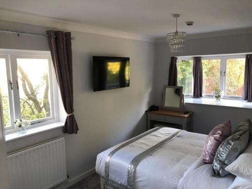 Postel nebo postele na pokoji v ubytování Old Hunters Lodge Whipsnade Limited