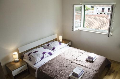 sypialnia z dużym łóżkiem i oknem w obiekcie Mars w Trogirze