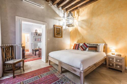 um quarto com uma cama grande num quarto em Ca' Via della Seta em Veneza