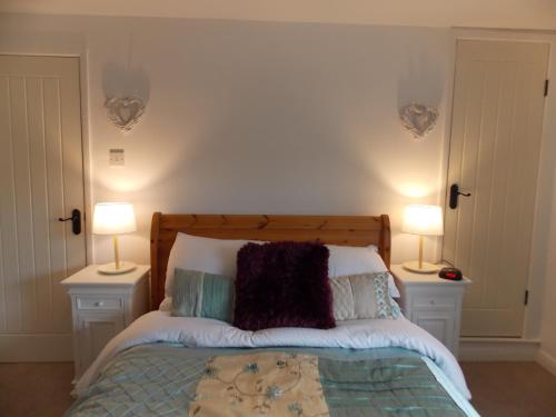 A bed or beds in a room at Fryers Cottage