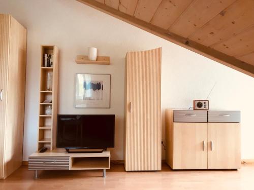 salon z telewizorem i lodówką w obiekcie Apartment Johanna w mieście Radolfzell am Bodensee