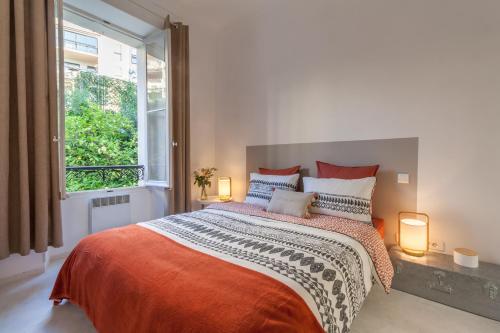 Un dormitorio con una cama grande y una ventana en Cannes Conseil Immo, Pedestrian Street Modern & quiet -Bai-, en Cannes