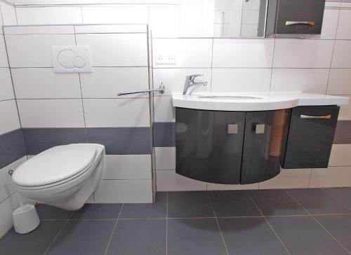 A bathroom at Apartment Vinkuran 1181