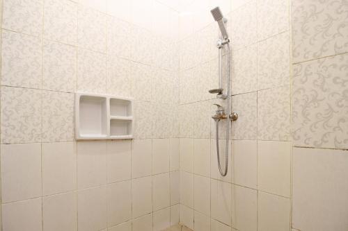 Ένα μπάνιο στο RedDoorz near Hartono Mall 3