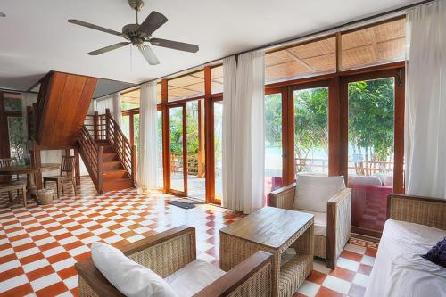 ein Wohnzimmer mit einem Sofa und einem Deckenventilator in der Unterkunft Sok San Beach Resort in Koh Rong