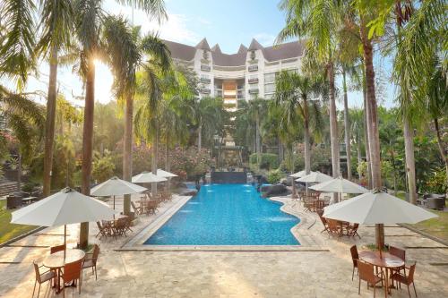 Bazen u objektu Grand Tropic Suites Hotel Surabaya ili u blizini